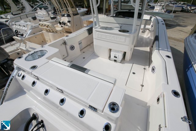 New 2023 Robalo R270 for sale